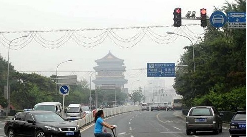 北京启用“智能红绿灯” 可根据路况自动调节
